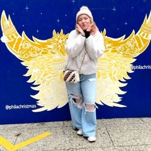 American Eagle Destroyed Lightwash Jeans Size 14 Short